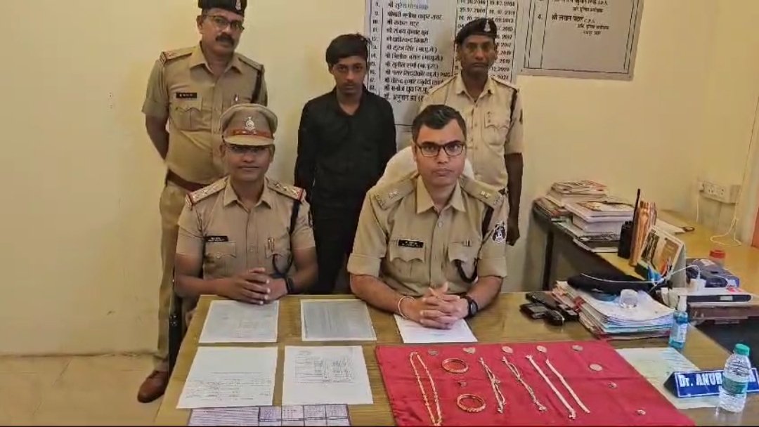 अड्डेबाजी चेकिंग से हुआ चोरी का खुलासा : राजधानी रायपुर के शंकर नगर इलाके में हुई थी चोरी, लाखों के गहने सहित 5 लाख रूपये जप्त, मुख्य आरोपी फरार 1 image editor output image 863987274 1723461438459