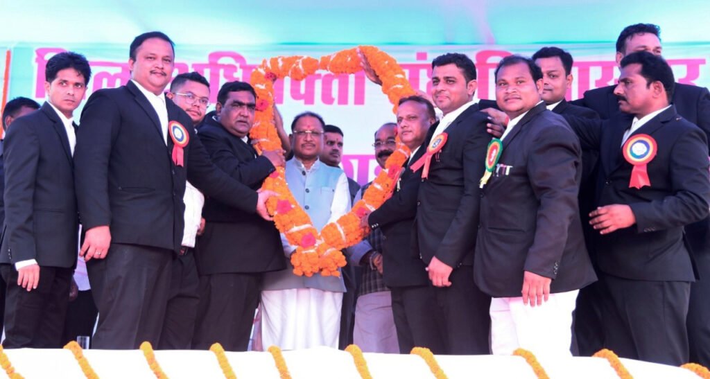 CM विष्णुदेव साय जिला अधिवक्ता संघ के शपथ ग्रहण समारोह में हुए शामिल : अधिवक्ताओं के लिए नवीन सामुदायिक भवन बनाने की घोषणा की, राजस्व मण्डल एवं स्थायी लोक अदालत में सदस्यों की जल्द नियुक्ति करने दिया आश्वासन 2 1000668810