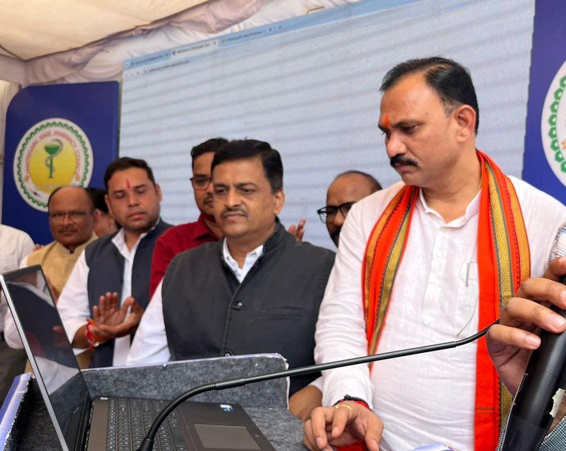 अच्छी ख़बर : स्वास्थ्य मंत्री श्याम बिहारी जायसवाल ने फार्मेसी काउंसिल के आनलाइन पंजीयन सुविधा का किया लोकार्पण, पंजीयन कराने के लिए आवेदकों को फार्मेसी काउंसिल का नहीं लगाना पड़ेगा चक्कर 1 1725443718 655478c87d32b87f2fa7