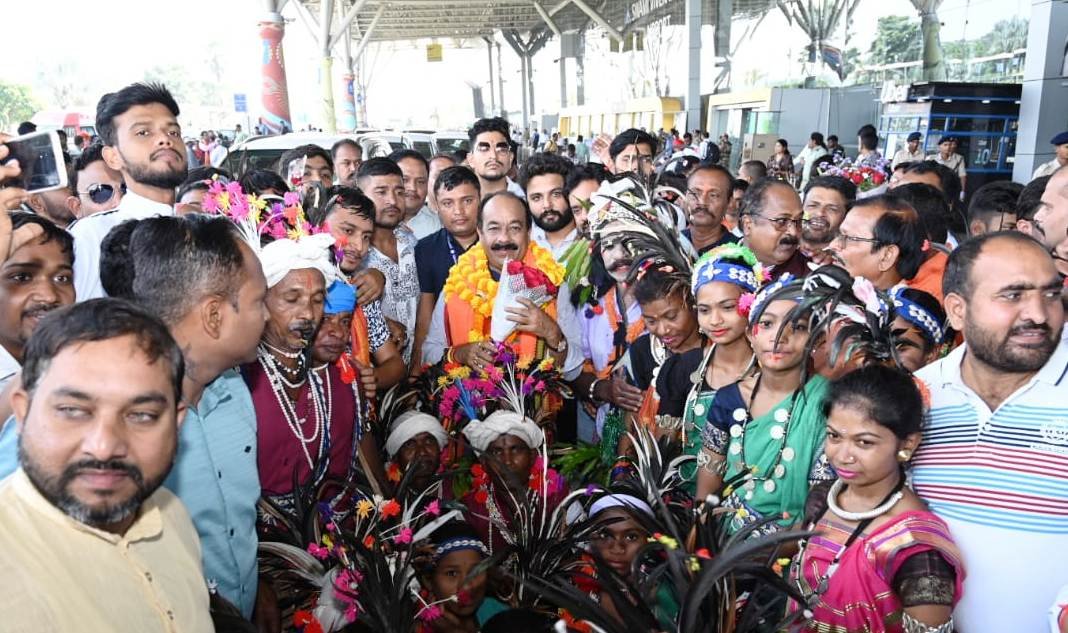 अमेरिका यात्रा से रायपुर लौटे डिप्टी CM अरुण साव : एयरपोर्ट में हुआ भव्य स्वागत, राम मंदिर पहुंचकर किया आशीर्वाद, साव बोले : "काफी लाभदायक रहा प्रवास..." 1 IMG 20240920 WA0025