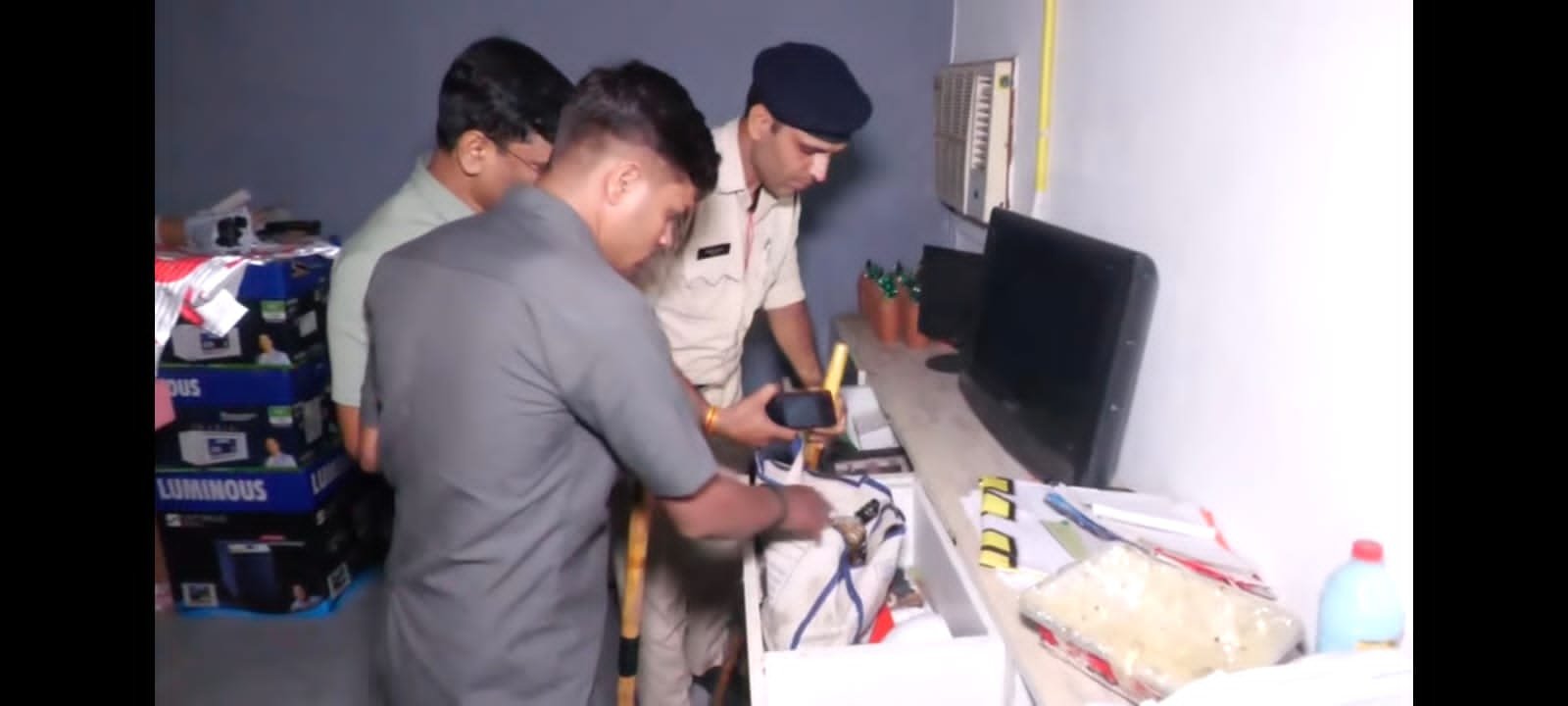 रायपुर: कैफे और रेस्टोरेंट्स पर देर रात छापेमारी, कई गिरफ्तार 1 IMG 20240929 WA0032