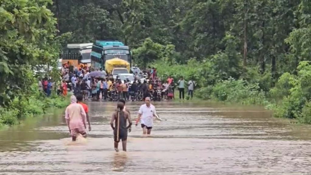 बस्तर में बारिश ने मचाई तबाही, कई राज्यों से टूटा संपर्क, 100 से अधिक गांव बने टापू 1 image 2024 09 10T152743.668 1024x576 1