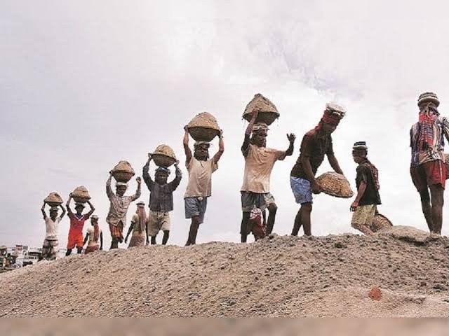 न्यूनतम वेतन अधिनियम के तहत श्रमिकों के लिए नए न्यूनतम वेतन एवं परिवर्तनशील महंगाई भत्ते की दरों की घोषणा : आर्थिक स्थितियों के अनुकूल समायोजन और श्रमिक कल्याण की दिशा में महत्वपूर्ण कदम 1 images 14 18