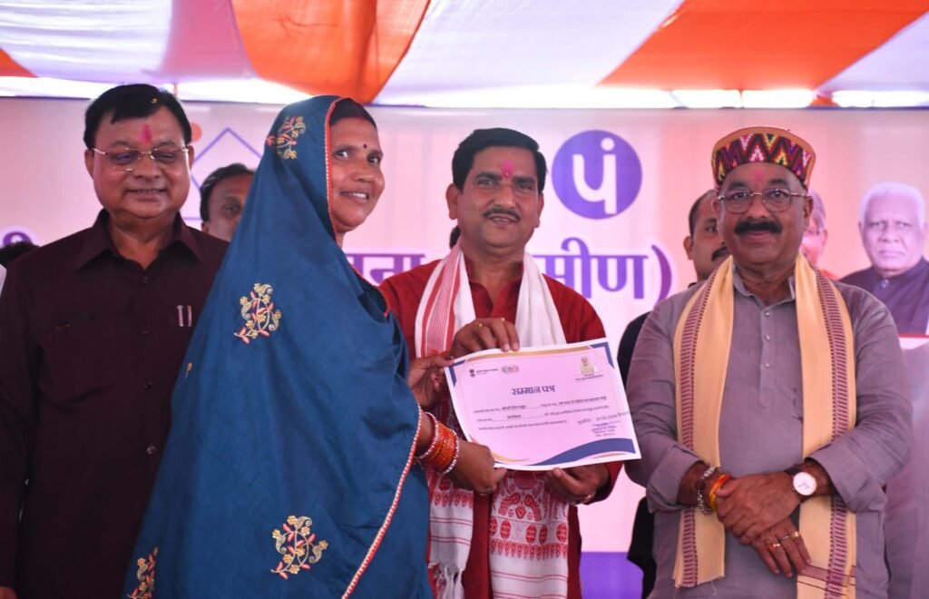 **ब्रेकिंग: मुंगेली में 20 हजार से अधिक हितग्राहियों को मिलेगा पक्का आवास, आवास मेले में केंद्रीय मंत्री तोखन साहू और उप मुख्यमंत्री अरूण साव ने की घोषणा** 2 1000817244