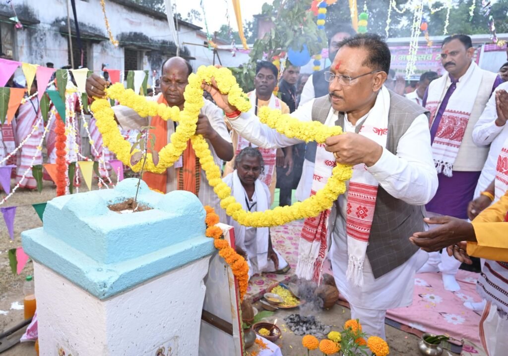 *पुरखों के दिखाए राह का अनुसरण हमारी नैतिक जिम्मेदारी, उरांव समाज के करमा महोत्सव में मुख्यमंत्री विष्णुदेव साय ने की एक करोड़ 9 लाख रूपए की घोषणाएं, खम्हार पाकुट बांध से लैलूंगा जलापूर्ति प्रोजेक्ट फिर से होगा शुरू* 2 1000830375