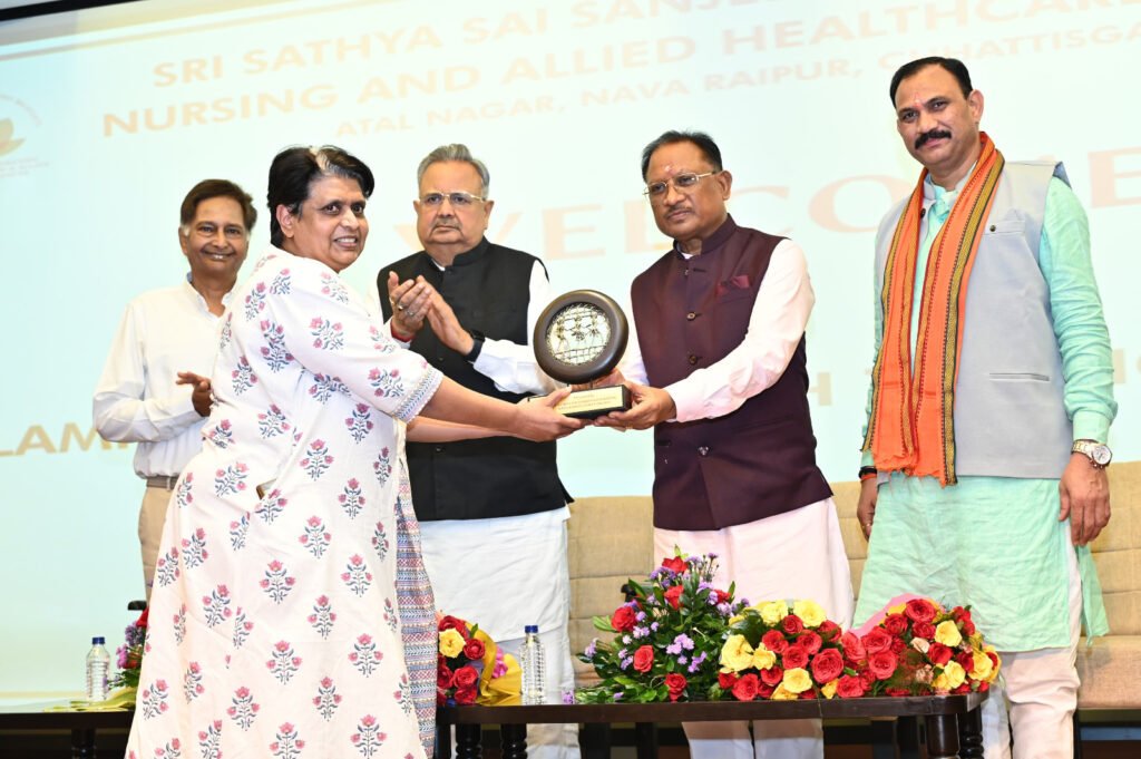 मुख्यमंत्री विष्णु देव साय ने नया रायपुर में सत्य सांई नर्सिंग कॉलेज का उद्घाटन, स्वास्थ्य सेवाओं में नई पहल 2 1000870328