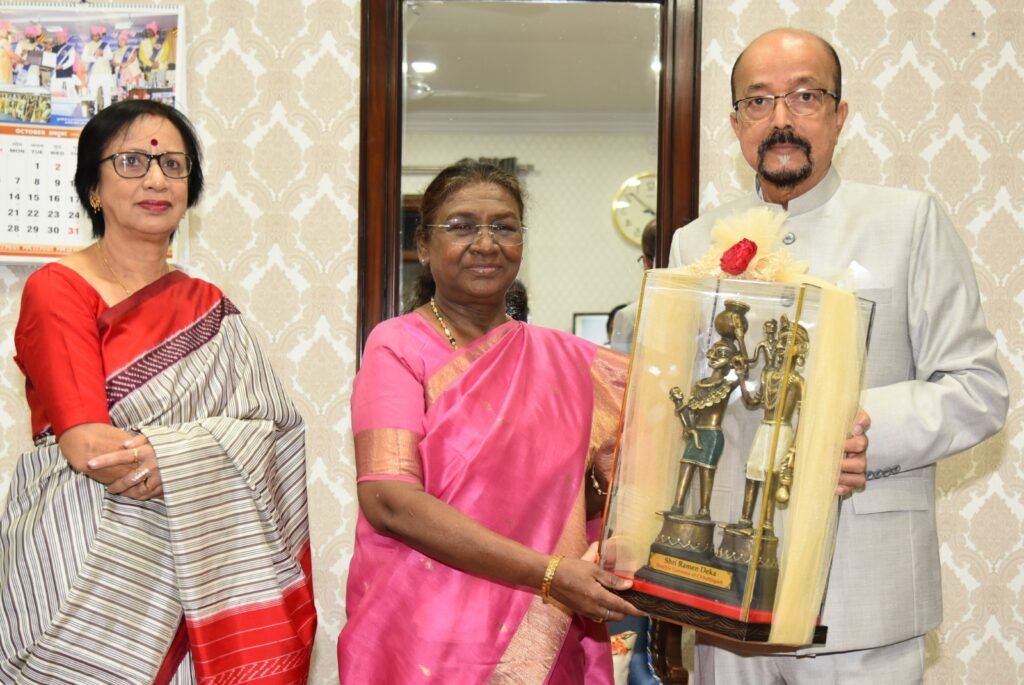 *छत्तीसगढ़ प्रवास के अंतिम दिन राष्ट्रपति द्रौपदी मुर्मु को राज्यपाल रमेन डेका ने बेल मेटल का स्मृति चिन्ह और कोसा की साड़ी भेंट की* 2 1000874253
