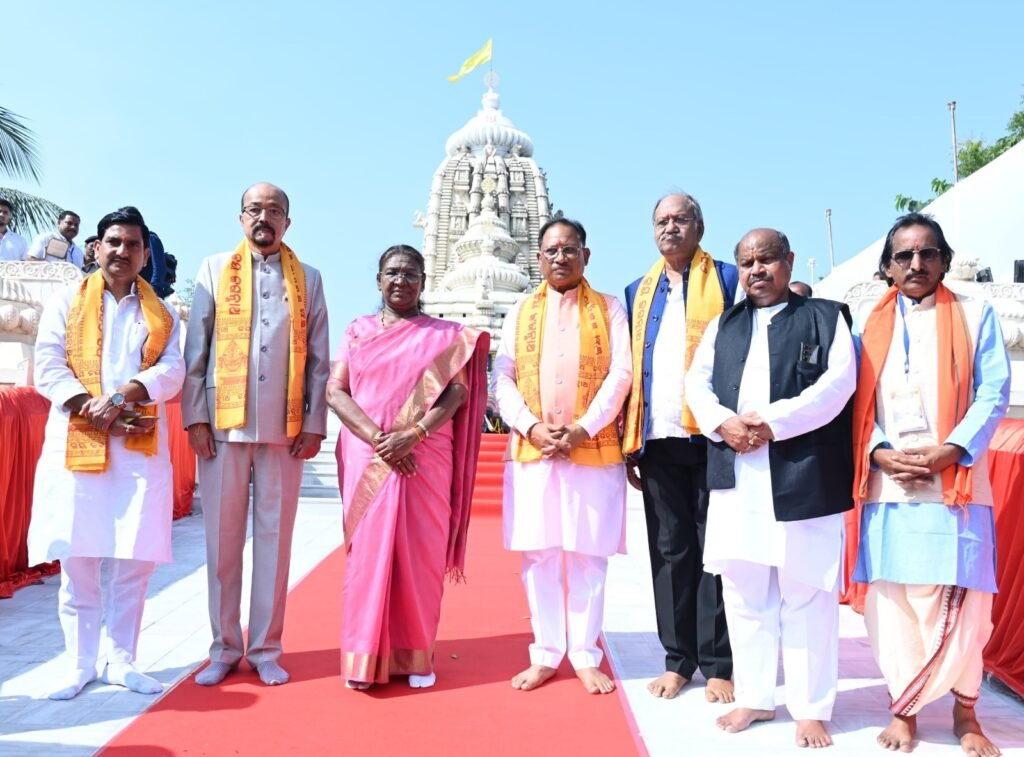 राष्ट्रपति मुर्मु और राज्यपाल डेका ने गायत्री नगर स्थित श्री जगन्नाथ मंदिर में की पूजा-अर्चना, देशवासियों की सुख-शांति और समृद्धि की कामना 3 1000874297