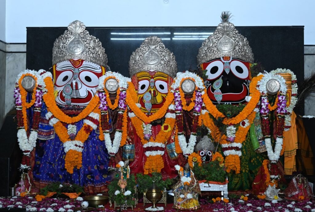 राष्ट्रपति मुर्मु और राज्यपाल डेका ने गायत्री नगर स्थित श्री जगन्नाथ मंदिर में की पूजा-अर्चना, देशवासियों की सुख-शांति और समृद्धि की कामना 2 1000874301
