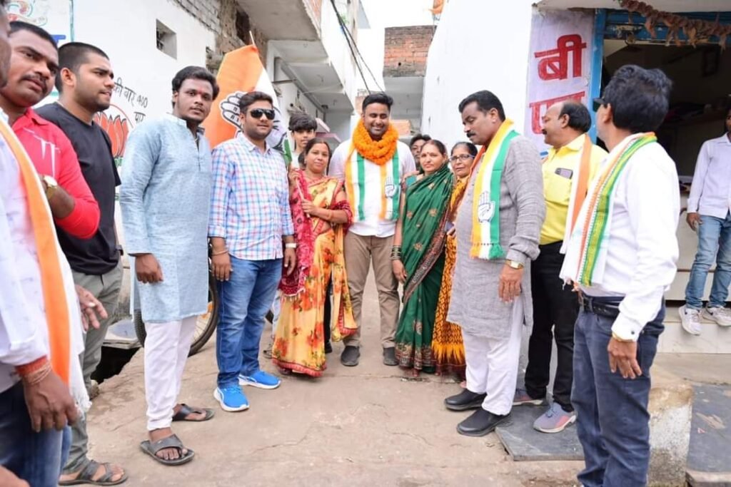 रायपुर दक्षिण विधानसभा : कांग्रेस प्रत्याशी आकाश शर्मा का भक्त माता कर्मा और डॉक्टर खूबचंद बघेल वार्ड में जनसंपर्क अभियान, पूर्व राज्यसभा सांसद छाया वर्मा की मौजूदगी 2 1000874508
