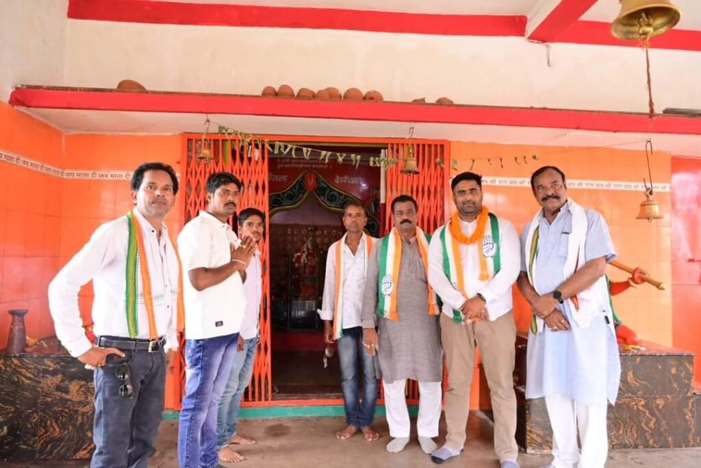 रायपुर दक्षिण विधानसभा : कांग्रेस प्रत्याशी आकाश शर्मा का भक्त माता कर्मा और डॉक्टर खूबचंद बघेल वार्ड में जनसंपर्क अभियान, पूर्व राज्यसभा सांसद छाया वर्मा की मौजूदगी 4 1000874511