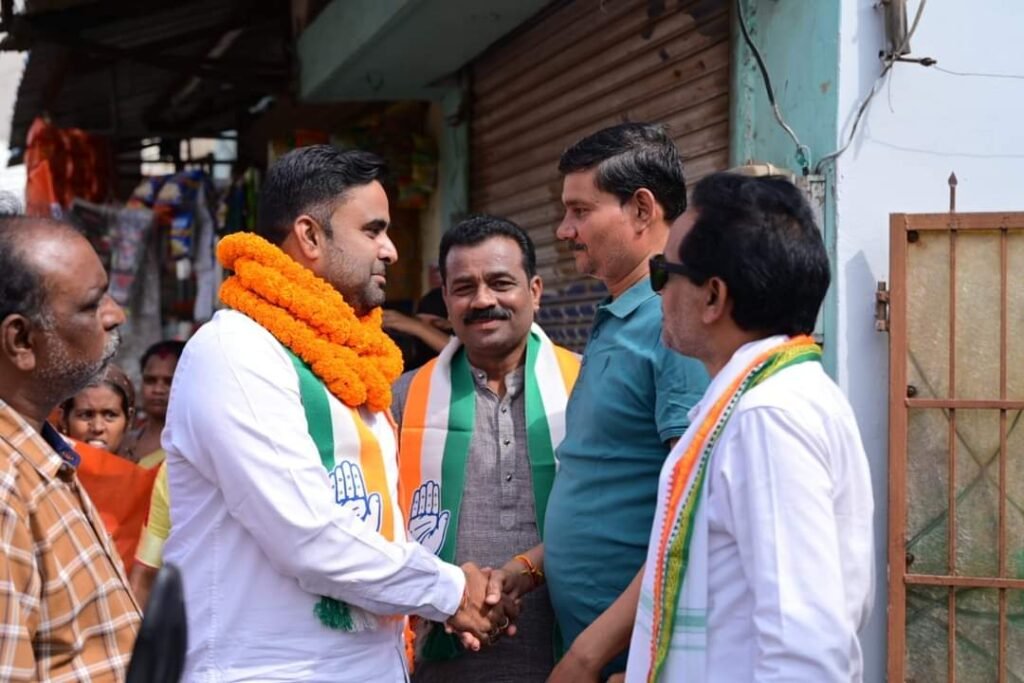 रायपुर दक्षिण विधानसभा : कांग्रेस प्रत्याशी आकाश शर्मा का भक्त माता कर्मा और डॉक्टर खूबचंद बघेल वार्ड में जनसंपर्क अभियान, पूर्व राज्यसभा सांसद छाया वर्मा की मौजूदगी 7 1000874517