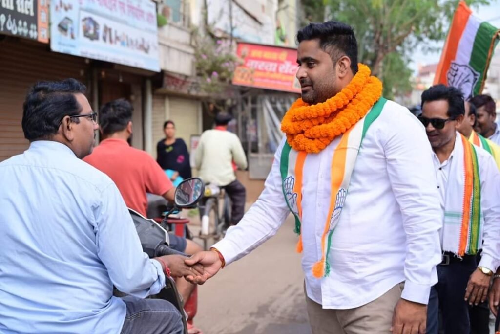 रायपुर दक्षिण विधानसभा : कांग्रेस प्रत्याशी आकाश शर्मा का भक्त माता कर्मा और डॉक्टर खूबचंद बघेल वार्ड में जनसंपर्क अभियान, पूर्व राज्यसभा सांसद छाया वर्मा की मौजूदगी 5 1000874520