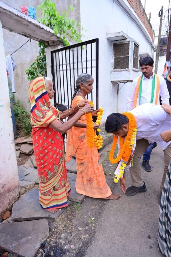 रायपुर दक्षिण विधानसभा : कांग्रेस प्रत्याशी आकाश शर्मा का भक्त माता कर्मा और डॉक्टर खूबचंद बघेल वार्ड में जनसंपर्क अभियान, पूर्व राज्यसभा सांसद छाया वर्मा की मौजूदगी 3 1000874523