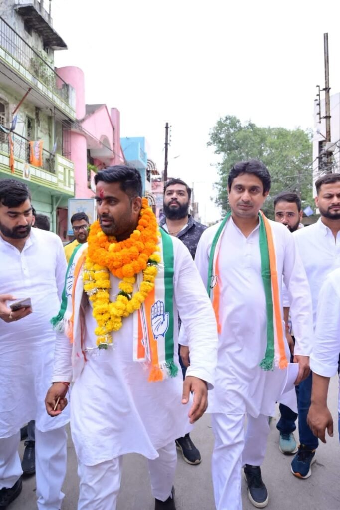 कांग्रेस प्रत्याशी आकाश शर्मा का दक्षिण विधानसभा उपचुनाव में जनसंपर्क अभियान, वोट मांगने उतरे युवा कांग्रेस अध्यक्ष और वरिष्ठ नेता 2 1000884050