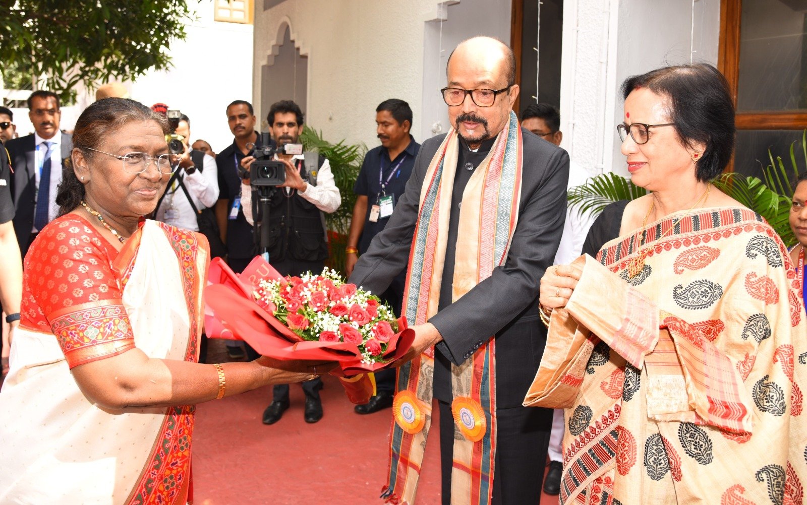 राष्ट्रपति श्रीमती मुर्मु का राजभवन में हुआ आत्मीय स्वागत 1 IMG 20241025 WA0030