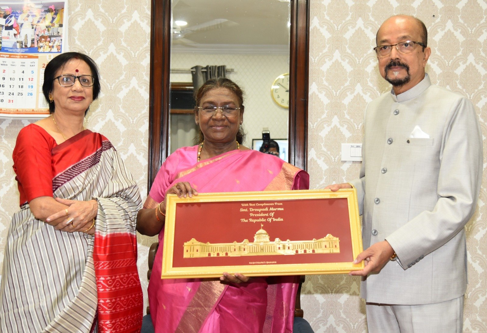 *छत्तीसगढ़ प्रवास के अंतिम दिन राष्ट्रपति द्रौपदी मुर्मु को राज्यपाल रमेन डेका ने बेल मेटल का स्मृति चिन्ह और कोसा की साड़ी भेंट की* 1 IMG 20241026 WA0004