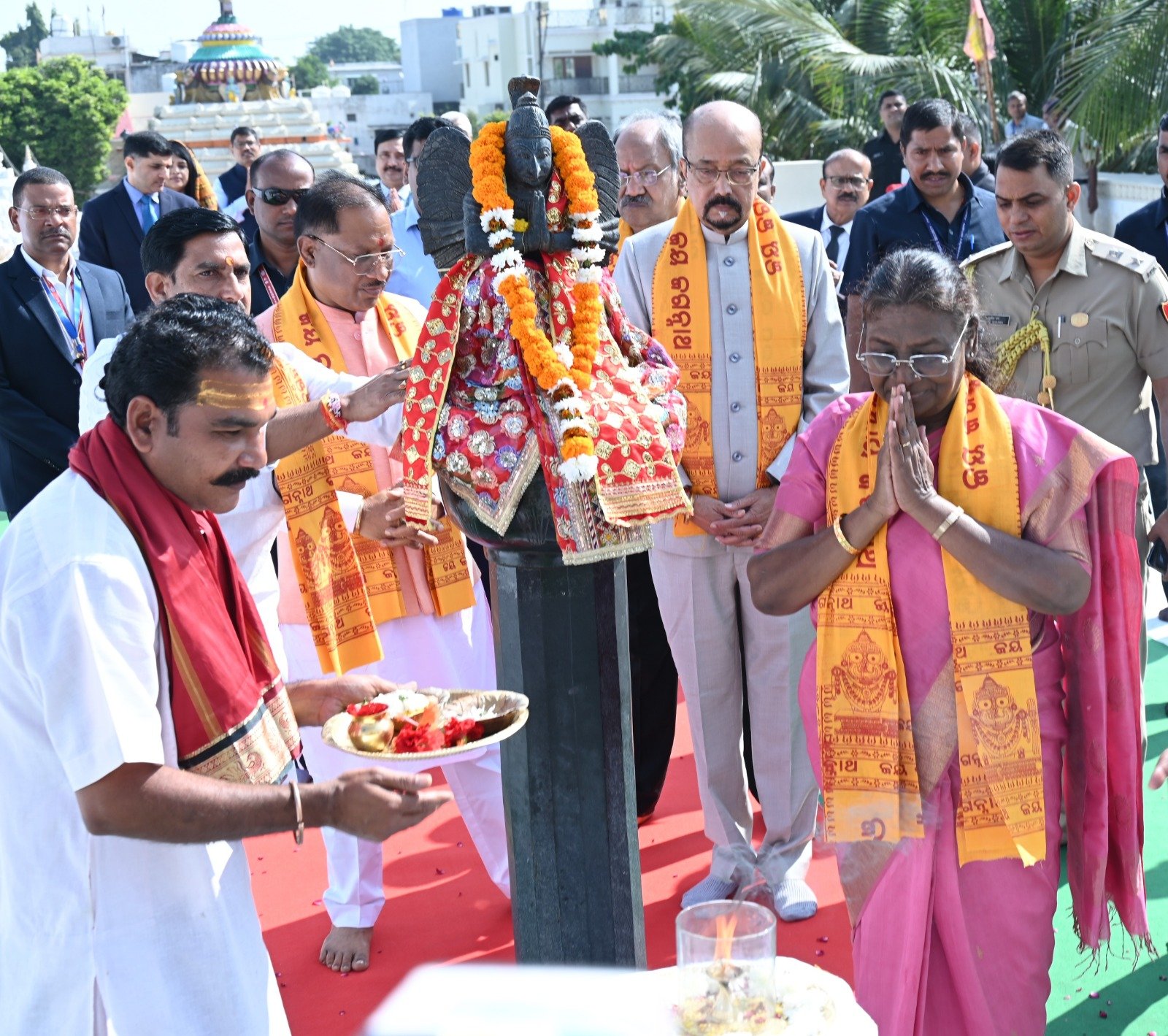 राष्ट्रपति मुर्मु और राज्यपाल डेका ने गायत्री नगर स्थित श्री जगन्नाथ मंदिर में की पूजा-अर्चना, देशवासियों की सुख-शांति और समृद्धि की कामना 1 IMG 20241026 WA0007