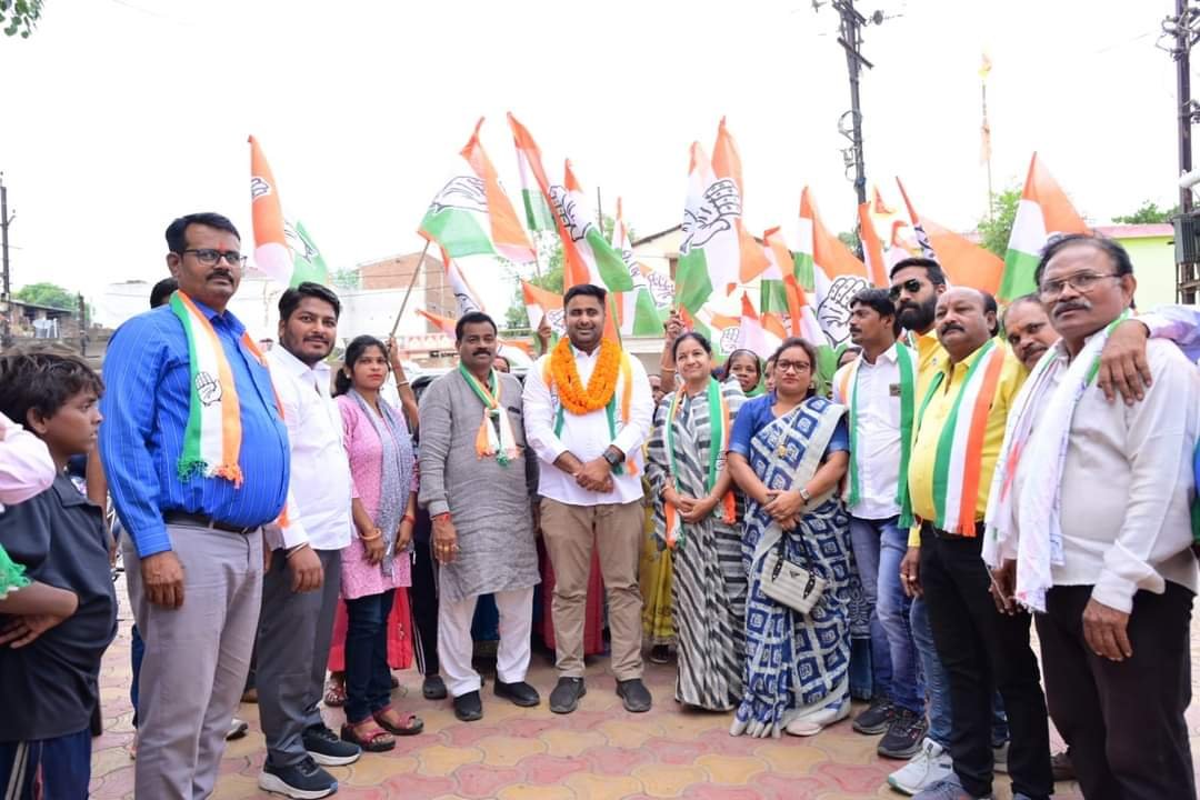 रायपुर दक्षिण विधानसभा : कांग्रेस प्रत्याशी आकाश शर्मा का भक्त माता कर्मा और डॉक्टर खूबचंद बघेल वार्ड में जनसंपर्क अभियान, पूर्व राज्यसभा सांसद छाया वर्मा की मौजूदगी 1 IMG 20241026 WA0010