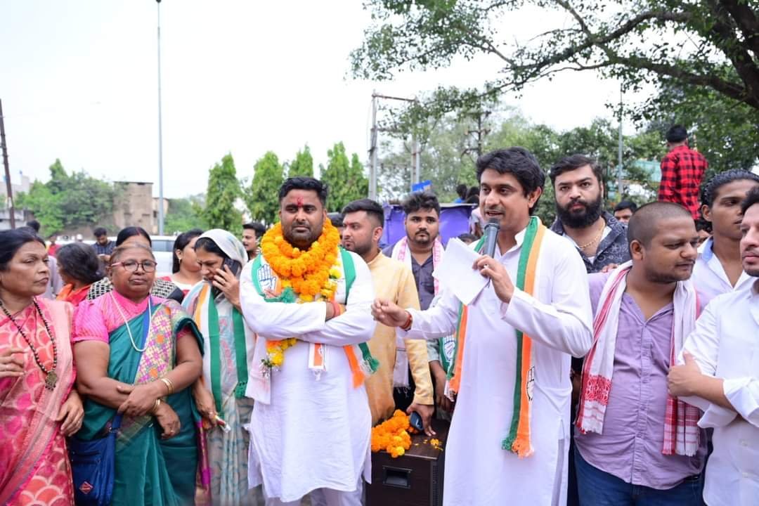 कांग्रेस प्रत्याशी आकाश शर्मा का दक्षिण विधानसभा उपचुनाव में जनसंपर्क अभियान, वोट मांगने उतरे युवा कांग्रेस अध्यक्ष और वरिष्ठ नेता 1 IMG 20241028 WA0057
