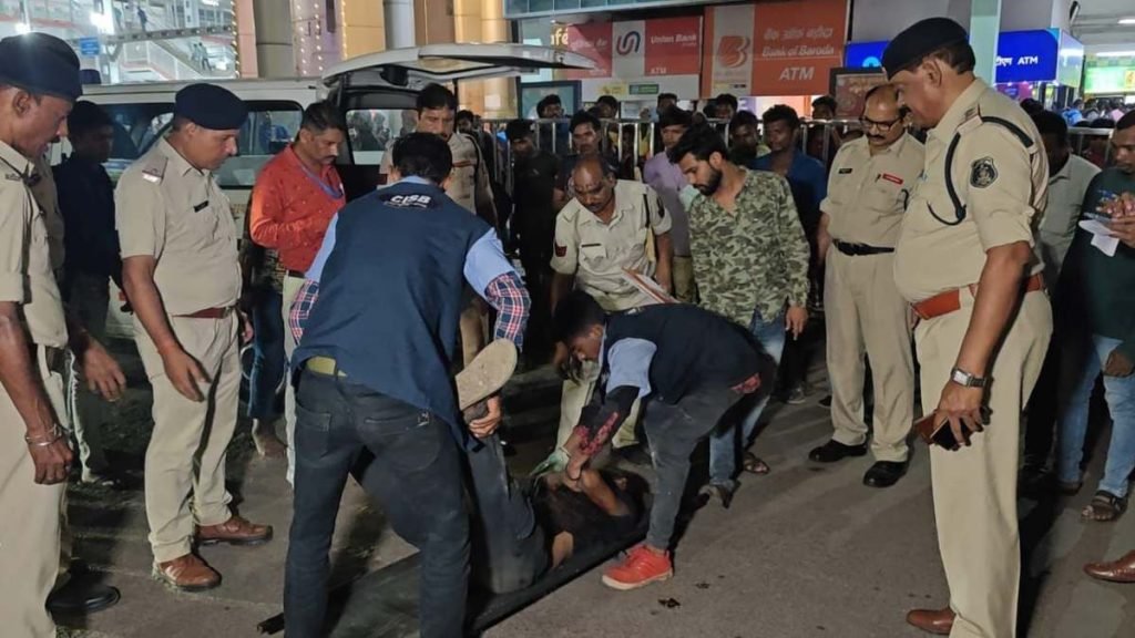 राजधानी रायपुर रेलवे स्टेशन पर युवक की चाकू से गला रेतकर हत्या, पुलिस जांच में जुटी 1 image 61 10 1024x576 1