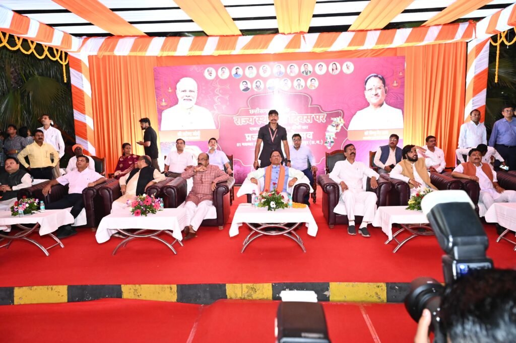 *छत्तीसगढ़ स्थापना दिवस पर 11 हजार दीपों से रोशन हुआ नया रायपुर : CM विष्णु देव साय ने मनाया दीपोत्सव, आतिशबाजी और सांस्कृतिक झलकियों से सजी यादगार शाम, श्रमिकों और सफाईकर्मियों का किया सम्मान* 3 1000899130