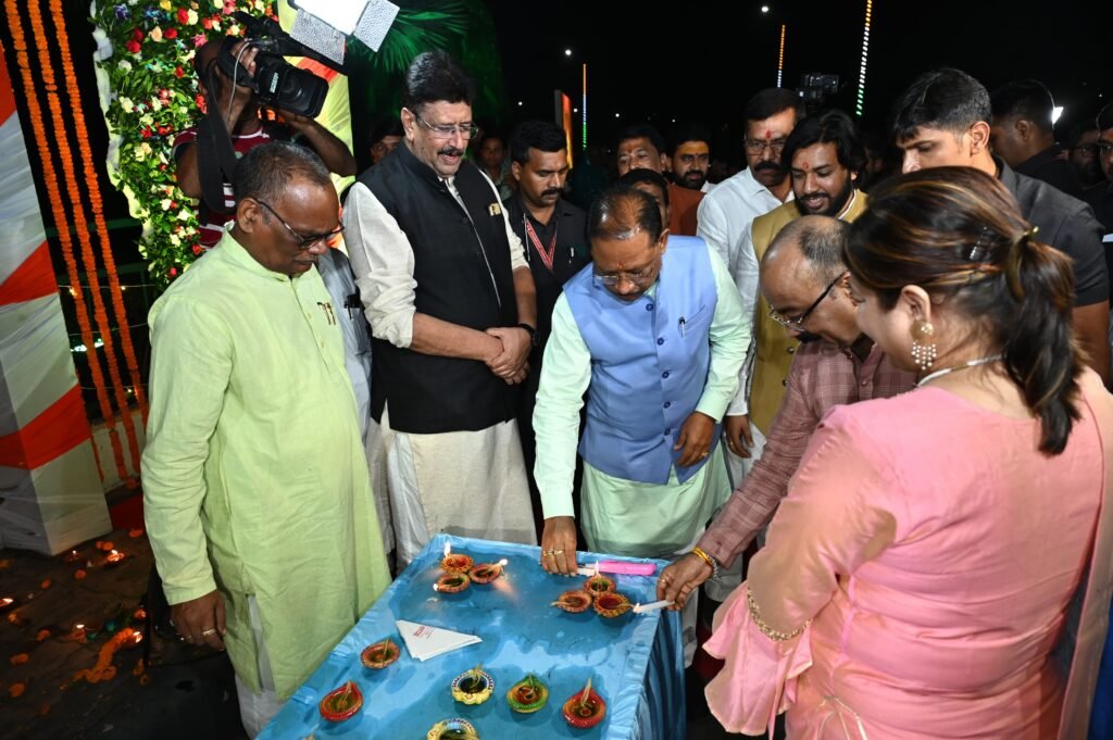 *छत्तीसगढ़ स्थापना दिवस पर 11 हजार दीपों से रोशन हुआ नया रायपुर : CM विष्णु देव साय ने मनाया दीपोत्सव, आतिशबाजी और सांस्कृतिक झलकियों से सजी यादगार शाम, श्रमिकों और सफाईकर्मियों का किया सम्मान* 9 1000899146