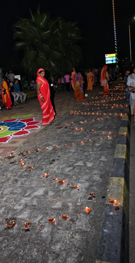 *छत्तीसगढ़ स्थापना दिवस पर 11 हजार दीपों से रोशन हुआ नया रायपुर : CM विष्णु देव साय ने मनाया दीपोत्सव, आतिशबाजी और सांस्कृतिक झलकियों से सजी यादगार शाम, श्रमिकों और सफाईकर्मियों का किया सम्मान* 5 1000899162