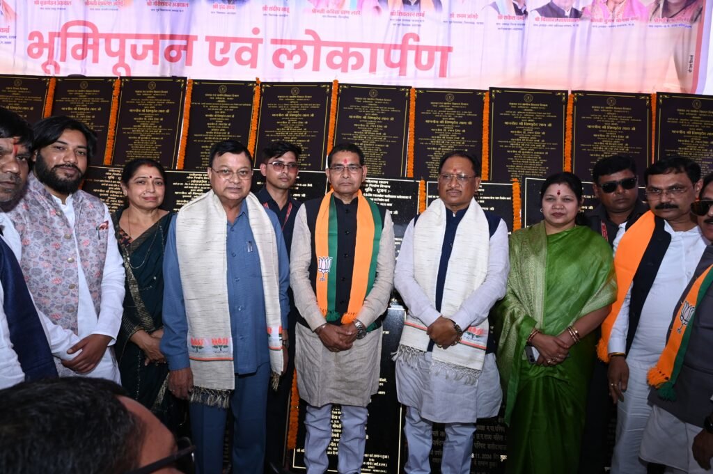 बलौदाबाजार में बीएड महाविद्यालय और ट्रांसपोर्ट नगर की स्थापना की घोषणा, 60 करोड़ से अधिक के विकास कार्यों का भूमि पूजन-लोकार्पण 3 1000925049
