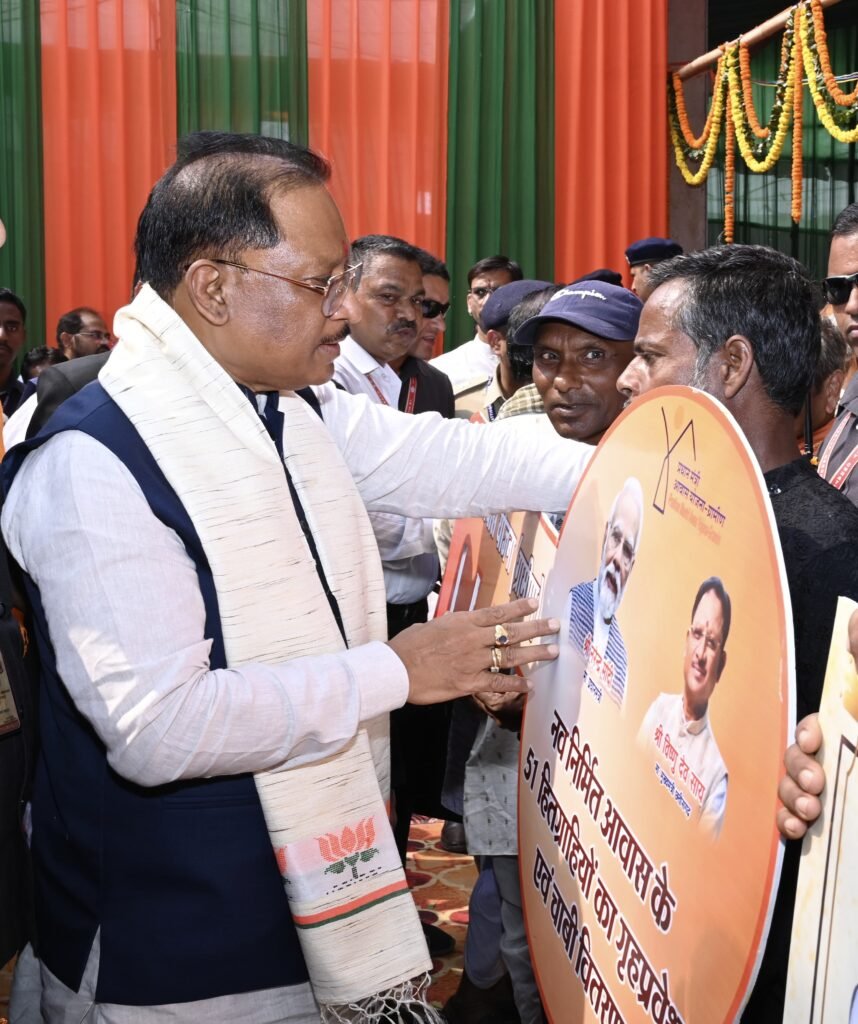 बलौदाबाजार में बीएड महाविद्यालय और ट्रांसपोर्ट नगर की स्थापना की घोषणा, 60 करोड़ से अधिक के विकास कार्यों का भूमि पूजन-लोकार्पण 4 1000925060