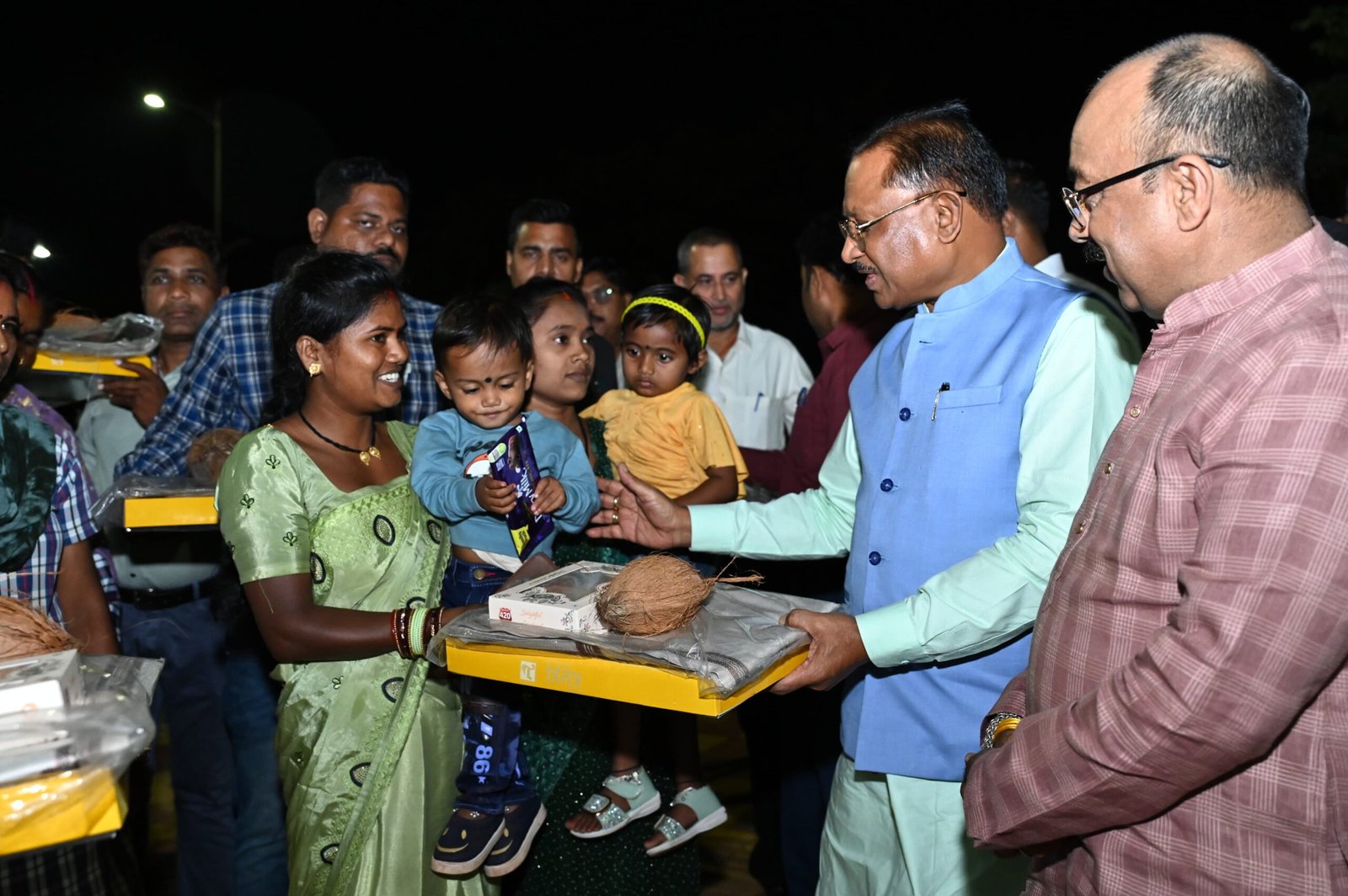 *छत्तीसगढ़ स्थापना दिवस पर 11 हजार दीपों से रोशन हुआ नया रायपुर : CM विष्णु देव साय ने मनाया दीपोत्सव, आतिशबाजी और सांस्कृतिक झलकियों से सजी यादगार शाम, श्रमिकों और सफाईकर्मियों का किया सम्मान* 1 IMG 20241101 WA0021 scaled