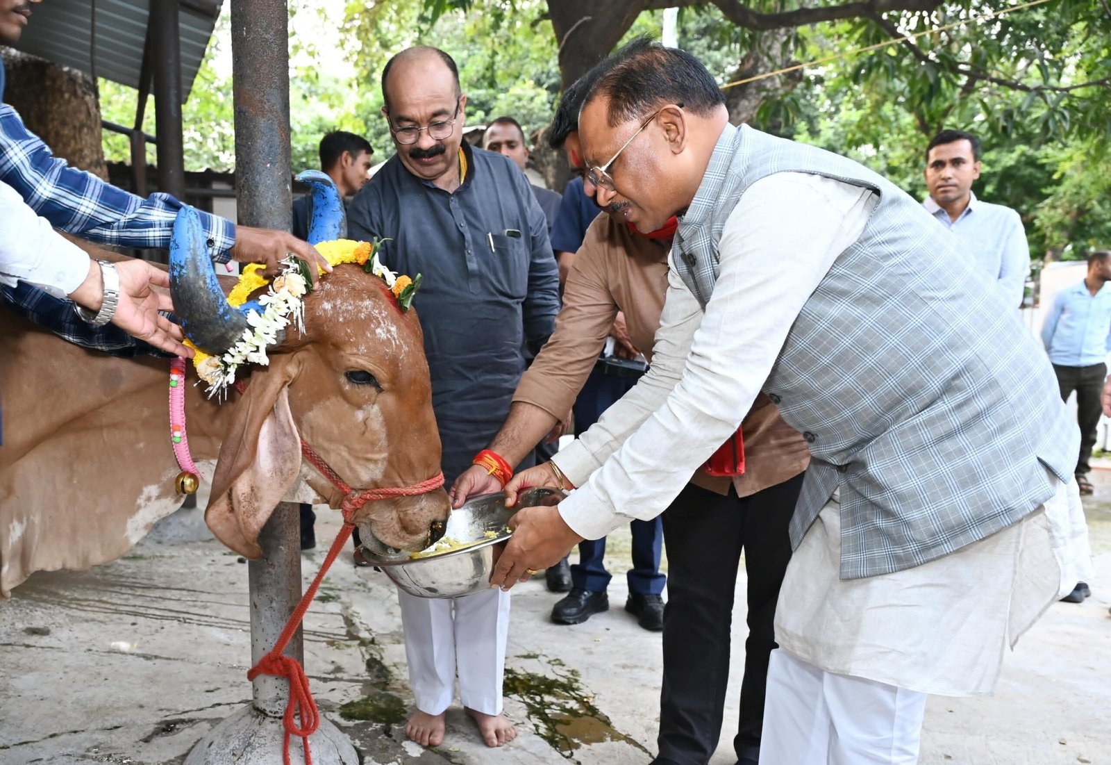 गोवर्धन पूजा पर मुख्यमंत्री विष्णु देव साय ने गौवंश की पूजा कर जताई कृतज्ञता, प्रदेश की खुशहाली की कामना; उप मुख्यमंत्री अरूण साव, विजय शर्मा और खेल मंत्री टंकराम वर्मा रहे साथ 1 IMG 20241102 WA0041 scaled