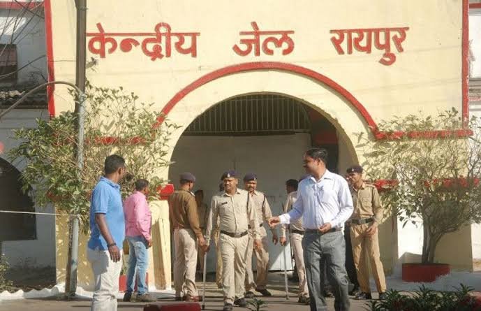 रायपुर केंद्रीय जेल के बाहर अज्ञात हमलावरों ने आदतन अपराधी साहिल खान पर दिनदहाड़े की फायरिंग, गंभीर रूप से घायल साहिल मेकाहारा में भर्ती, पुलिस जांच में जुटी 1 images 16 29