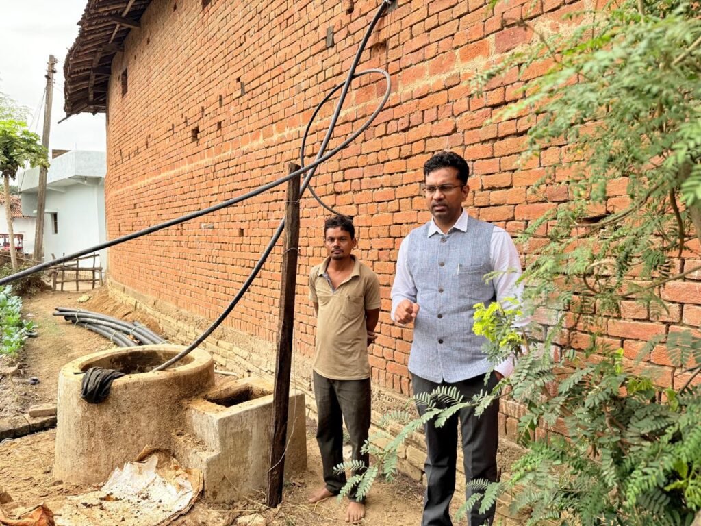 क्रेडा सी.ई.ओ. राजेश सिंह राणा ने किया रायपुर संभाग के विभिन्न जिलों में सोलर संयंत्रों का औचक निरीक्षण 3 1001103610