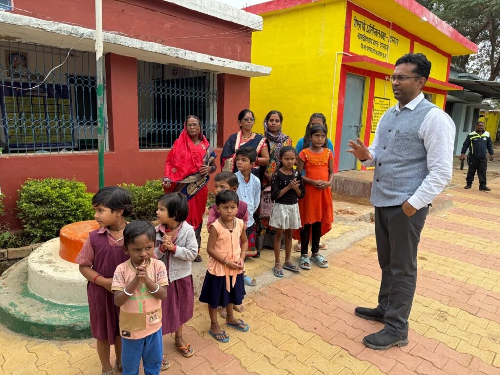 क्रेडा सी.ई.ओ. राजेश सिंह राणा ने किया रायपुर संभाग के विभिन्न जिलों में सोलर संयंत्रों का औचक निरीक्षण 5 1001103612