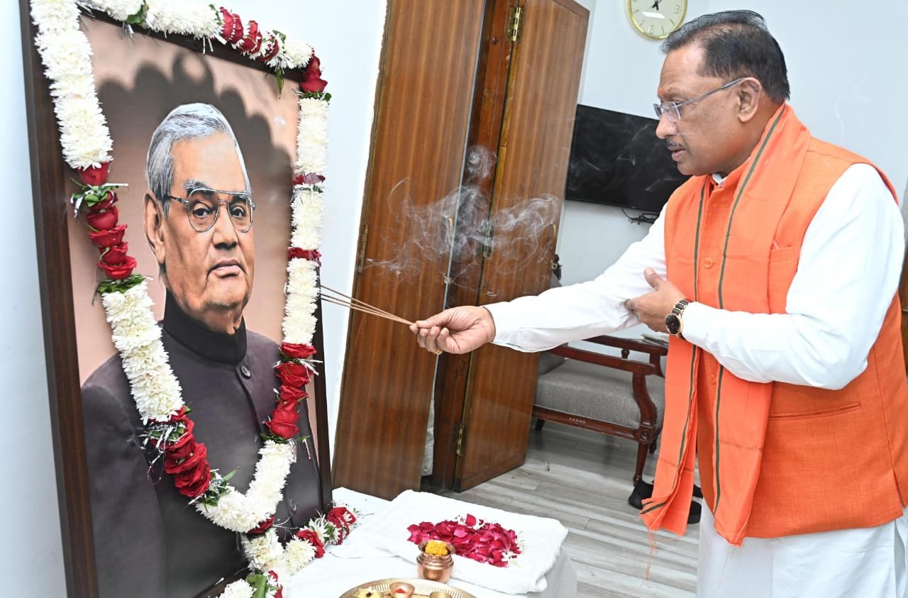 मुख्यमंत्री विष्णुदेव साय ने अटल बिहारी वाजपेयी की जयंती पर अटल जी के योगदान को याद करते हुए "अटल निर्माण वर्ष" की शुरुआत की, राज्य में अधोसंरचना विकास को दी जाएगी प्राथमिकता 1 IMG 20241225 WA0014