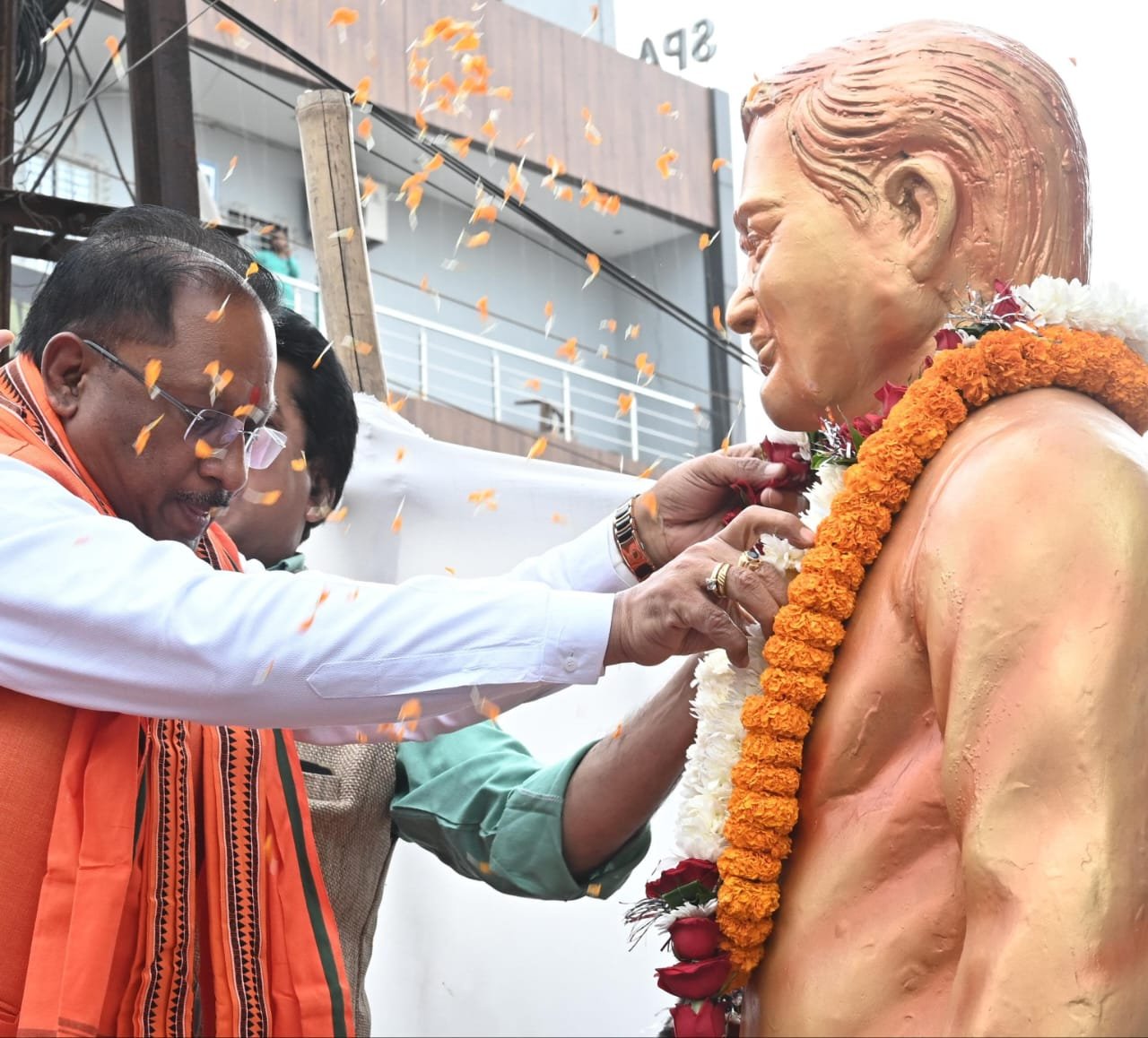 CM विष्णुदेव साय ने पूर्व प्रधानमंत्री श्रद्धेय अटल जी की प्रतिमा पर माल्यार्पण कर उनका पुण्य स्मरण किया, कहा - छत्तीसगढ़वासियों की भावनाओं का सम्मान करने वाले महान राजनेता थे अटल जी 1 IMG 20241225 WA0015