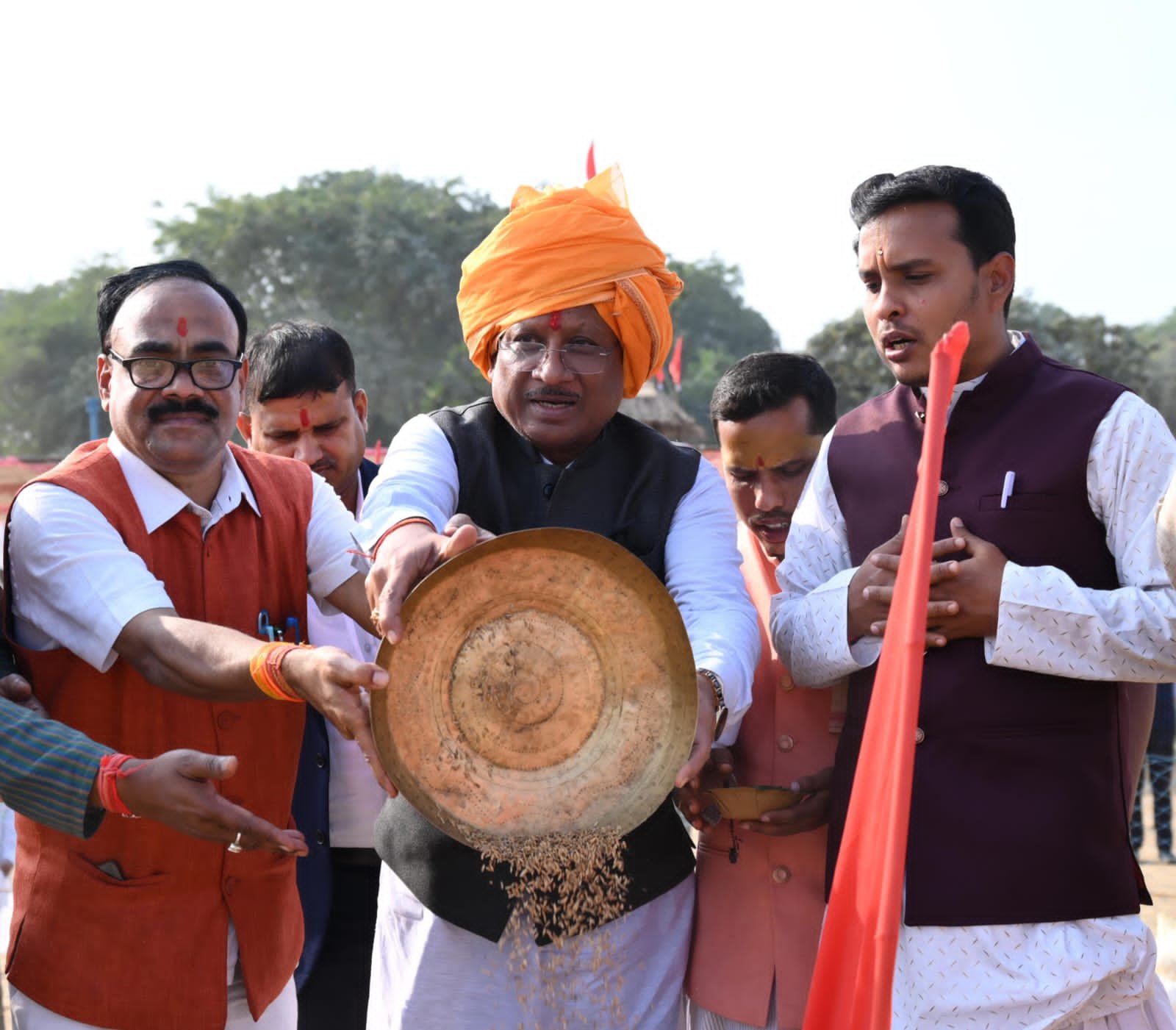 मुख्यमंत्री विष्णु देव साय का बड़ा ऐलान: छत्तीसगढ़ की पावन धरती पर राम की स्मृतियां, मां नाथल दाई को पर्यटन केंद्र बनाने की योजना, किसानों और माताओं-बहनों के लिए नए लाभकारी कदम 1 IMG 20241226 WA0057