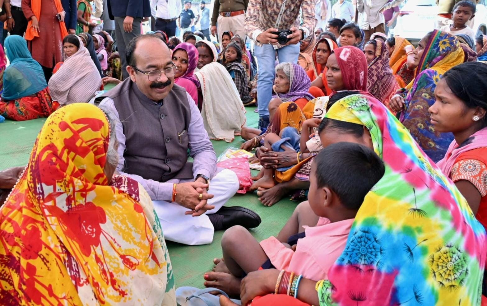 वनांचल में उप मुख्यमंत्री अरुण साव की जन चौपाल: दुर्गा मंच और प्रतीक्षालय की मरम्मत के लिए 5 लाख की घोषणा, ग्रामीणों को शॉल वितरित, समस्याओं का मौके पर समाधान 1 IMG 20241228 WA0039