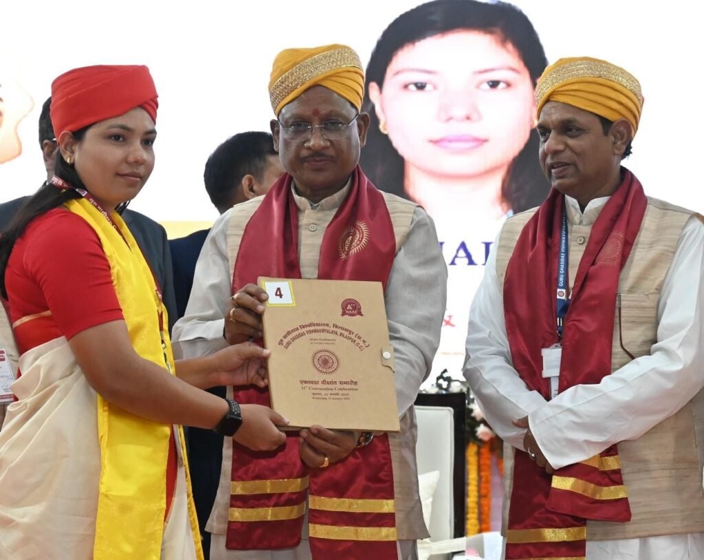 गुरु घासीदास विश्वविद्यालय के दीक्षांत समारोह में उपराष्ट्रपति जगदीप धनखड़ ने युवाओं को किया प्रेरित, कहा – सरकारी नौकरी ही नहीं, अब धरती से लेकर आकाश तक हैं असीमित अवसर, छत्तीसगढ़ के युवाओं से देश को बड़ी उम्मीदें! 4 1001172189