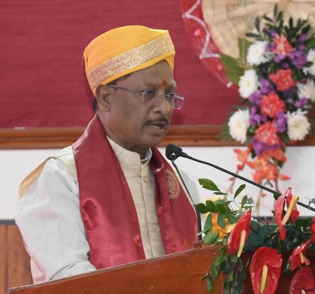 गुरु घासीदास विश्वविद्यालय के दीक्षांत समारोह में उपराष्ट्रपति जगदीप धनखड़ ने युवाओं को किया प्रेरित, कहा – सरकारी नौकरी ही नहीं, अब धरती से लेकर आकाश तक हैं असीमित अवसर, छत्तीसगढ़ के युवाओं से देश को बड़ी उम्मीदें! 3 1001172195