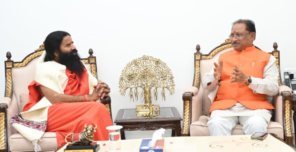 मुख्यमंत्री विष्णु देव साय से योग गुरु बाबा रामदेव ने की सौजन्य भेंट 2 1001205568