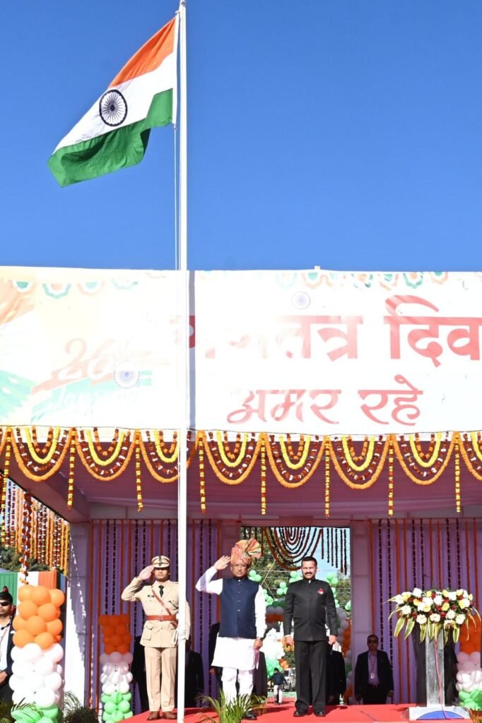 सीएम विष्णु देव साय ने गणतंत्र दिवस पर अंबिकापुर में राष्ट्रीय ध्वज फहराया: 5.62 लाख भूमिहीनों को 10 हजार रुपए, बस्तर में नक्सलवाद से मुक्ति का दिया वादा 2 1001209048