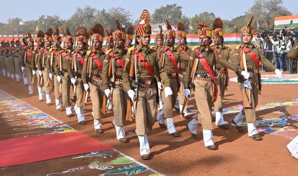 गणतंत्र दिवस 2025: रायपुर में राज्यपाल रमेन डेका ने मार्चपास्ट की सलामी ली, तेलंगाना पुलिस और छत्तीसगढ़ सशस्त्र बल (महिला) ने जीते बेस्ट कंटिजेंट अवॉर्ड 3 1001211317
