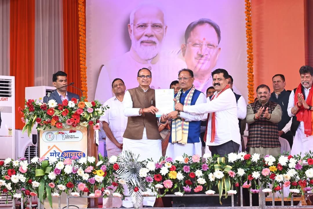 छत्तीसगढ़ को 3 लाख 3 हजार अतिरिक्त पीएम आवास की मंजूरी: ग्रामीण विकास एवं कृषि मंत्री शिवराज सिंह ने मुख्यमंत्री को पत्र लिखकर दी जानकारी 1 FB IMG 1736573317018