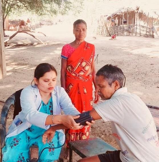 नियद नेल्लानार योजना के तहत मुख्यमंत्री विष्णुदेव साय की पहल: सुकमा जिले के दूरस्थ गांव बोरगुड़ा में स्वास्थ्य शिविर, 127 ग्रामीणों का निःशुल्क इलाज और गंभीर बीमारियों की स्क्रीनिंग 1 IMG 20250106 WA0022