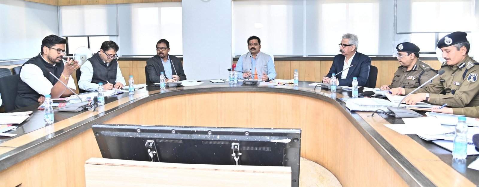 मैराथन समीक्षा बैठक: उपमुख्यमंत्री विजय शर्मा के नेतृत्व में पुलिस विभाग का मंथन, कानून-व्यवस्था और सुधार पर गहन चर्चा, शाम 7 बजे तक जारी रहेगा विचार-विमर्श 1 IMG 20250108 WA0012 scaled