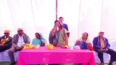 छत्तीसगढ़ में सीएम की पत्नी कौशल्या साय ने किया साप्ताहिक बाजार का शुभारंभ, ग्रामीणों को मिली बड़ी सौगात और रोजगार के नए अवसर 1 IMG 20250108 WA0038