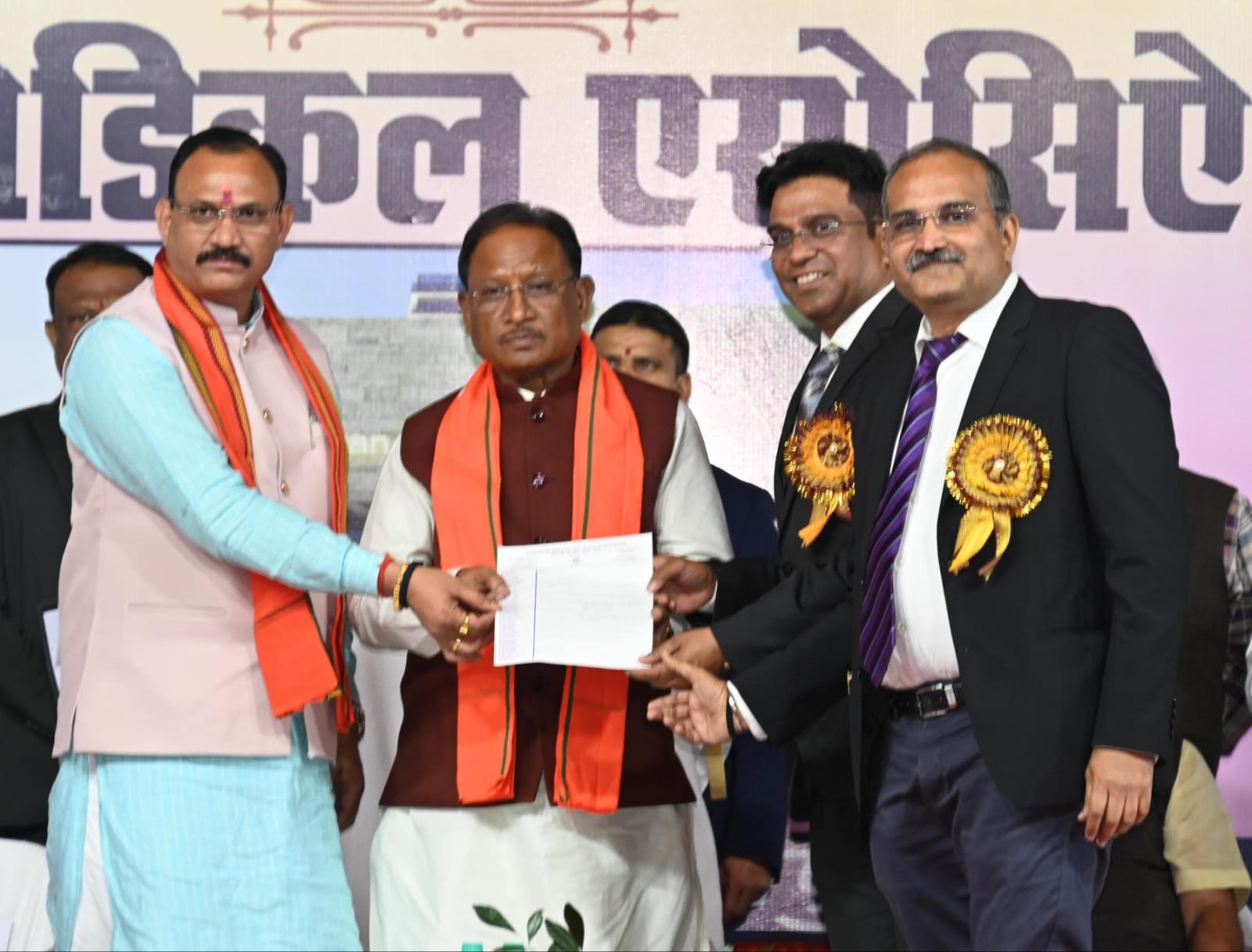 छत्तीसगढ़ की विकास यात्रा में स्वास्थ्य को मिला अहम स्थान: मुख्यमंत्री साय ने इंडियन मेडिकल एसोसिएशन के शपथ ग्रहण समारोह में चिकित्सा क्षेत्र में हो रहे बदलावों पर की चर्चा 1 IMG 20250119 WA0049