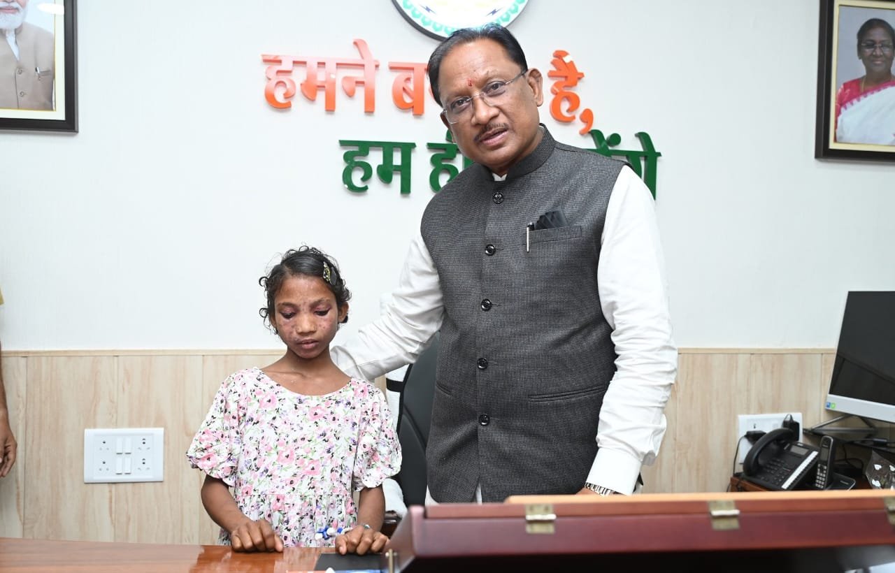 IED ब्लास्ट में घायल बिटिया सोढ़ी ने दिखाई अदम्य हिम्मत: इलाज के बाद मुख्यमंत्री से मिली, राष्ट्रीय बालिका दिवस पर बनी प्रेरणा 1 IMG 20250125 WA0023